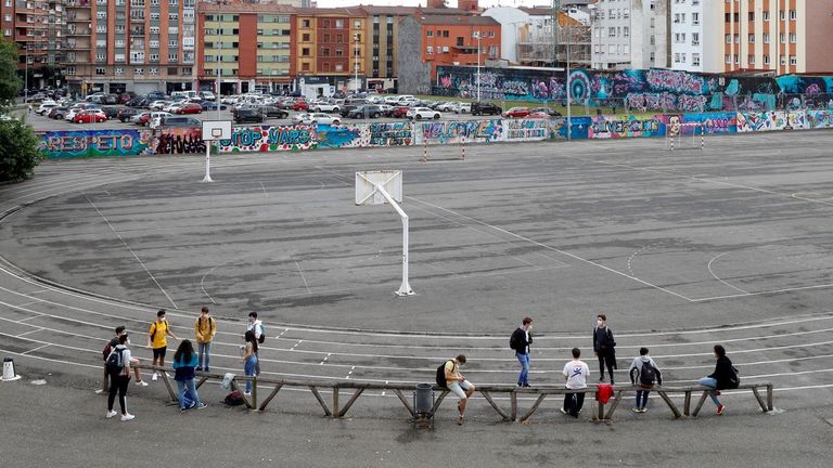Alumnos del IES Jovellanos de Gijón a su llegada a las aulas