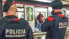Imagen de archivo de dos agentes de los mossos d'Esquadra