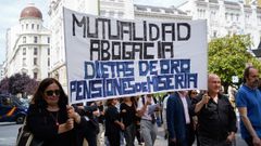 Una pancarta con quejas contra la mutualidad en una protesta del turno de oficio en A Corua la semana pasada