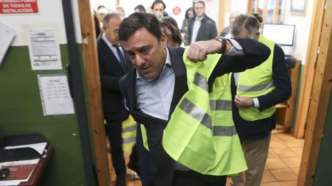 Visita a una empresa en Santiago, con el alcalde de Santiago detrás.