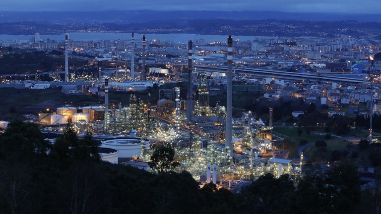 Las refinerías españolas siguen maximizando su producción ante las dificultades en Europa