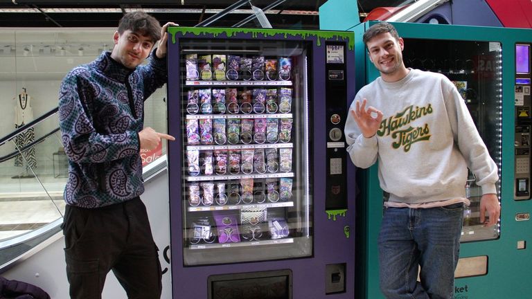 El fenómeno de las cartas anime en máquinas expendedoras llega a la zona