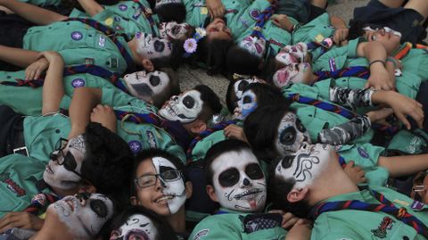 Cientos de personas disfrazadas desfilan durante el tercer desfile de Catrinas y Catrines en Ciudad de Mxico
