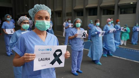 Sanitarios vascos homenajean a Laura, la compañera de la Clínica Zorrotzaurre fallecida por coronavirus