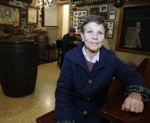 Milagros Guzmn, propietaria del bar La Navarra, que regenta su hijo Jos Mara Ureta, ser distinguida hoy por la asociacin Maravallada por su apoyo a la recuperacin de los cantos de taberna.