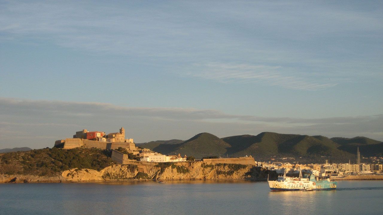 Iglesia de Santa Clara.Un peregrino a su llegada al Paseo del Espoln en Padrn, en una imagen de archivo.