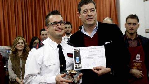 Edwin Chaverra (izquierda) recoge el primer premio entregado por Jos Ramn Lpez Besteiro, presidente de la Diputacin de Lugo