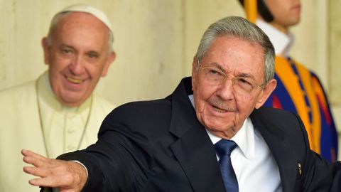 Raúl Castro le hizo al papa Francisco varios regalos. 