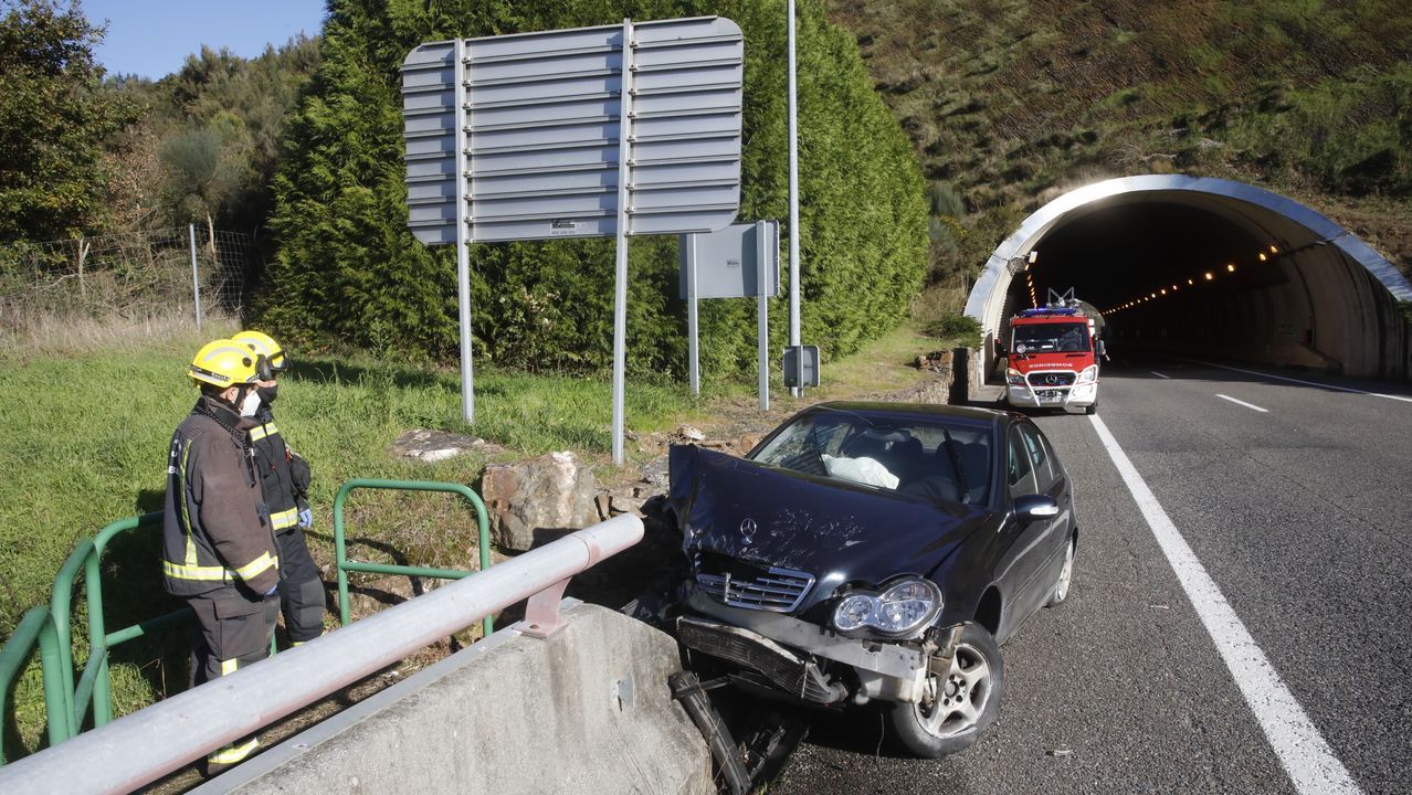 El turismo siniestrado, justo a la salida del tnel y comienzo del viaducto sobre el ro Neira