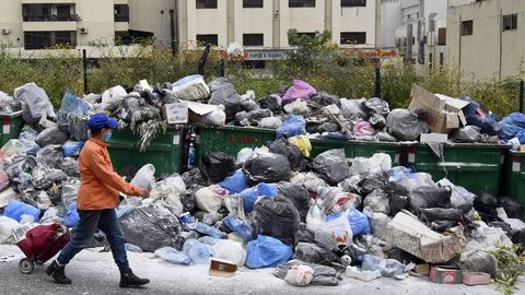 En Beirut a la crisis sanitaria se suma una de limpieza