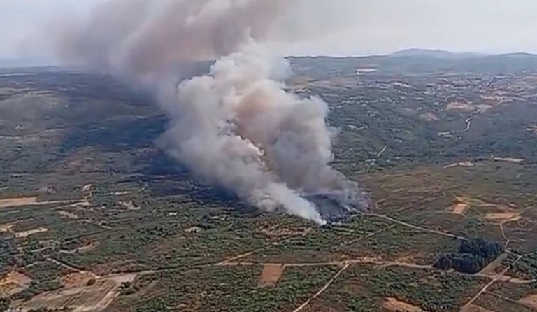 Amplio despliegue de medios para frenar el avance de las llamas que han calcinado ya más de veinte hectáreas en Cualedro