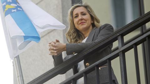 Martina Aneiros, en la terraza de edificio ferrolano de la Xunta, donde tiene su sede la delegación.