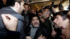 Maradona desata la locura a su llegada a Italia