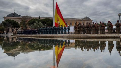 Las presidentas del Congreso y del Senado, Meritxell Batet y Pilar Llop, respectivamente, han presidido hoy el acto solemne de izado de la bandera espaola en la Plaza de Coln de Madrid