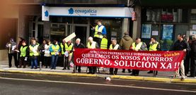 Los afectados por las preferentes, ante la oficina de Novagalicia Banco de Cee