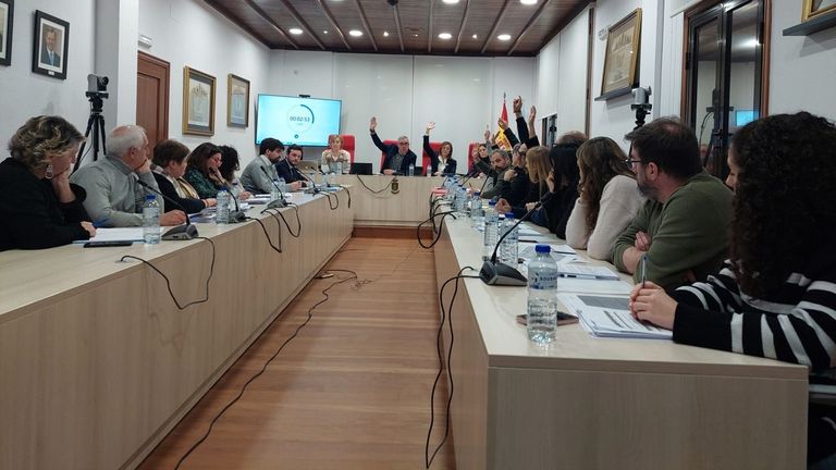 La corporación estrenó con el debate presupuestario la remodelación del salón de plenos, visible desde el exterior. Las cuentas necesitaron dos votaciones para deshacer el empate de ocho síes y noes con el voto de calidad del alcalde.