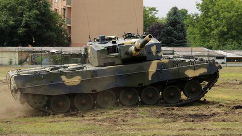 Un carro blindado modelo Leopard 2A4.