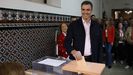 El presidente del Gobierno, Pedro Sánchez, votando este domingo en su colegio electoral de Madrid