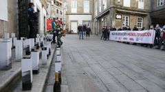 Funcionarios del Concello de Pontevedra protestan en el pleno rechazando botellas que recibieron como aguinaldo