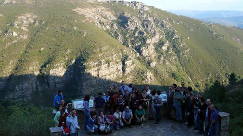 Participantes en un encuentro de profesores de Ciencias de la Tierra organizado por la AEPCT en el 2007 visitando el mirador situado frente al plegamiento de Campodola.-Leixazs, en Quiroga