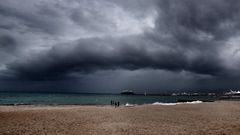 Imagen de un arco de nubes antes de la llegada de una tormenta en la ciudad de Cannes, en la costa mediterránea francesa