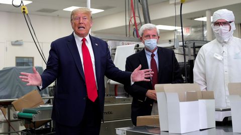 Trump, que sigue negndose a llevar mascarilla, durante su visita a una fbrica
