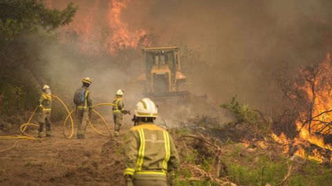 Brigadas forestales luchando contra las llamas en las proximidades del depósito de A Canicouva
