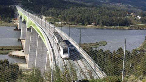 Tren de alta velocidad a su paso por el viaducto del Ulla, en la ría de Arousa