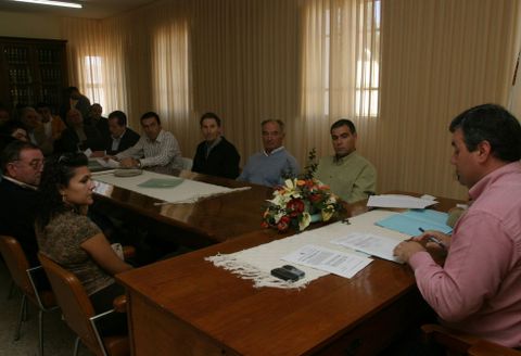 Imagen de archivo de un pleno de Barreiros celebrado en el 2006 para debatir sobre urbanismo. 