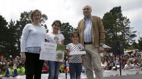 Manuel Aren Laln, secretario general de la Corporacin Voz de Galicia, entrega el Premio al Mejor Blog del Ao al CPR Mariano de Vigo. Recogen Mara Estvez Prez (coord. y responsable blog), Martina Fernndez Cameselle y Candela Fernndez Cameselle (alumnas)