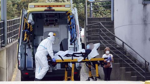 Imagen de un traslado al Hospital Montecelo de Pontevedra durante la pandemia, el pasado mayo