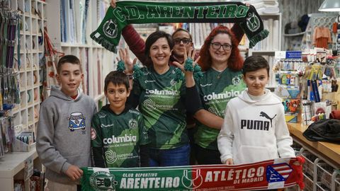 En la mercería La Moderna venden pulpos verdes de ganchillo, por la fiebre del Arenteiro
