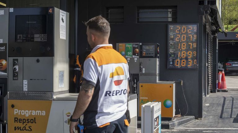 La guerra llega a los surtidores: Moeve y Naturgy contraatacan a Repsol