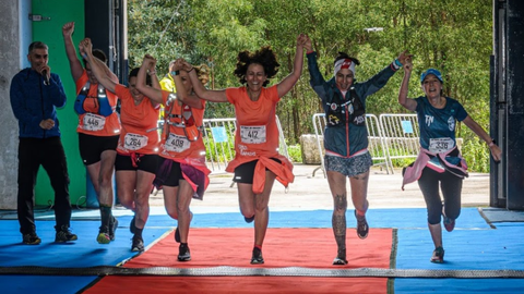 Montse llegando a la meta en una carrera junto a sus compañeras de Adicam.