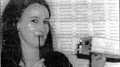 Sally Holloway, del Centro de Investigacin Clnica de Londres, mostrando el  sex-chip , tal y como apareca en la noticia de La Voz de enero del 81 