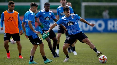 Diego Aguirre controla el balón durante un entrenamiento del Deportivo