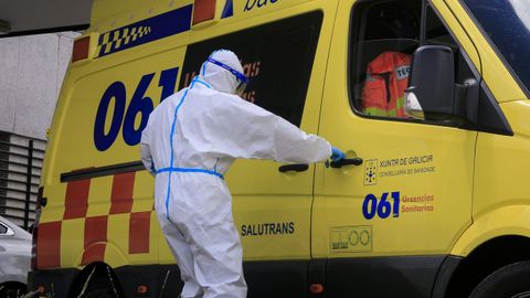 Un trabajador de ambulancias con proteccin contra contagios junto al hospital de Monforte, en una fotografa del pasado mes de abril