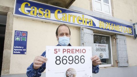 Suso, gerente de Casa Carreira en Castro Ribeiras de Lea, que repartió un décimo premiado con 6.000 euros