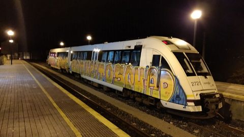 Pintadas en un tren en la estacin de Ortigueira
