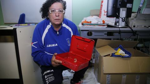Pili Neira, presidenta del club de futbol sala del Ventorillo muestra la caja robada 