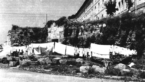 Ropa tendida delante de la puerta de San Miguel, al pie del actual Abente, en 1962. Siete años después el arquitecto Pons Sorolla llevó a cabo una reconstrucción de la muralla que le dio más altura y el remate actual