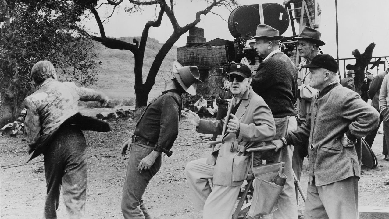El director supervisa el rodaje de una escena