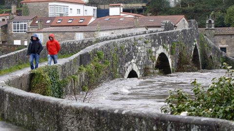 En Ponte Maceira, el nivel del ro Tambre subi casi dos metros en las ltimas 24 horas. Hay preocupacin entre los vecinos ante el riesgo de inundacin.