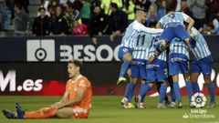 Los futbolistas del M�laga celebran el tanto de Anto��n