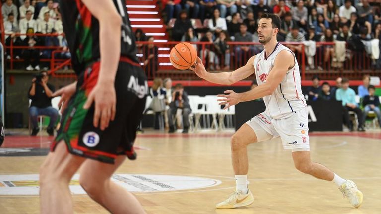 El Obra acaricia el ascenso con los dedos tras ganar en Torrelavega (65-95)