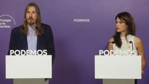 Los coportavoces estatales de Podemos, Pablo Fernández e Isa Serra, en rueda de prensa.