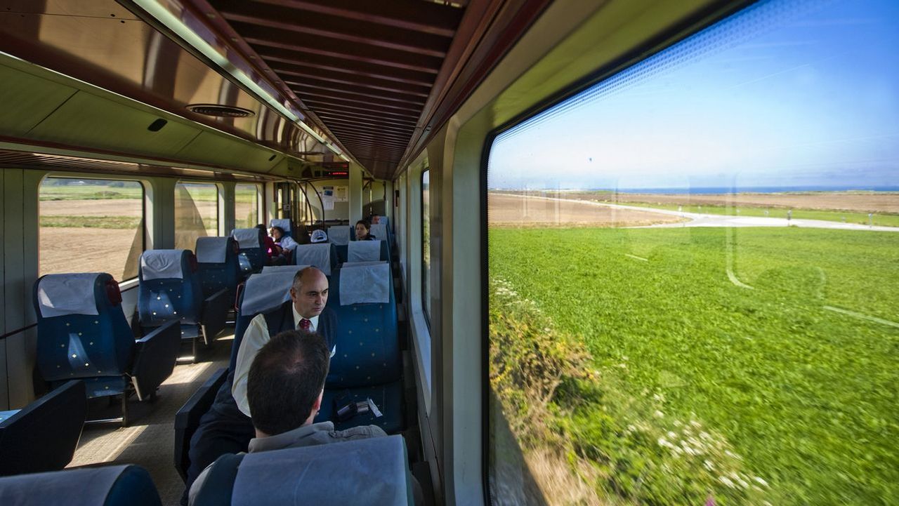 Críticas de turistas por los retrasos del tren Ferrol Ribadeo