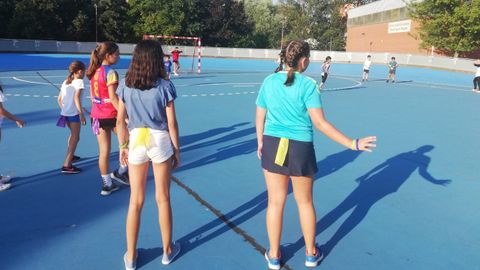 Los ni�os disfrutando de la pequeromer�a