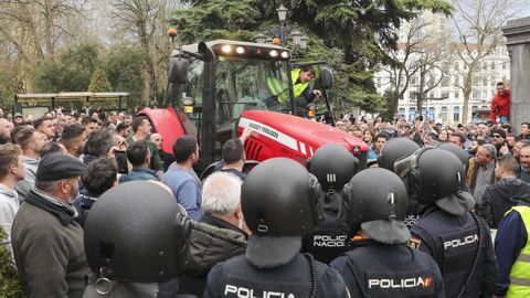 Cientos de profesionales y decenas de tractores han colapsado este jueves las calles del centro de Oviedo en la protesta agrcola y ganadera convocada por las organizaciones URA y USAGA