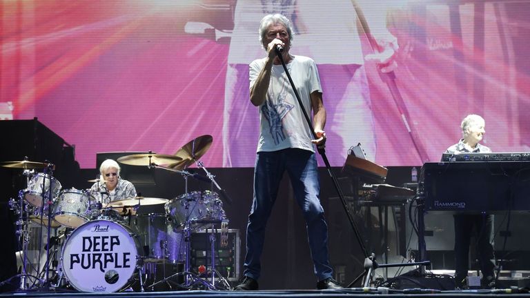 Deep Purple abre en Vigo una fiesta púrpura… y un poco roja